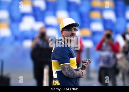Sänger Geolier tritt vor dem Fußballspiel der Serie A zwischen SSC Neapel und AS Roma am 28. April 2024 im Diego Armando Maradona Stadion in Neapel (Italien) auf. Stockfoto