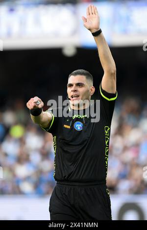 Schiedsrichter Simone Sozza gibt Gesten während des Fußballspiels der Serie A zwischen SSC Neapel und AS Roma im Diego Armando Maradona Stadion in Neapel (Italien) am 28. April 2024. Stockfoto