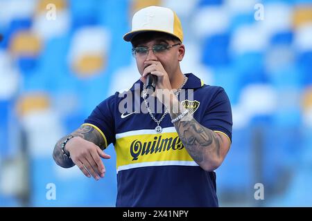 Der italienische Sänger Geolier tritt vor dem Fußballspiel der Serie A zwischen dem SSC Neapel und AS Roma am 28. April 2024 im Diego Armando Maradona Stadion in Neapel auf. Stockfoto