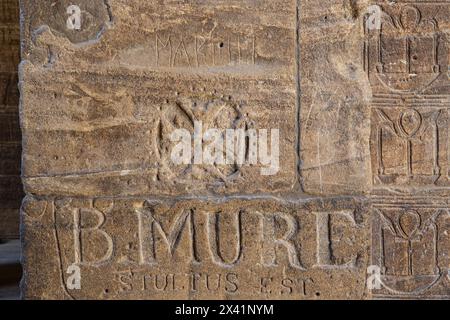 Ein geschnitztes koptisches Kreuz und Graffiti im Tempel der Isis im Philae Tempelkomplex auf der Insel Agilkia (UNESCO-Weltkulturerbe) in Ägypten Stockfoto