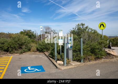 Parkplatz für behinderte Fahrer und angrenzender Parkkartenautomat, North Head, Sydney, NSW, Australien Stockfoto