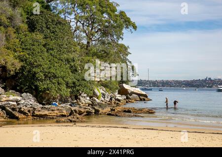 Junge Jungs fischen im Hafen von Sydney vor der Küste des Collins Flat Beach auf North Head Manly, Sydney, NSW, Australien Stockfoto