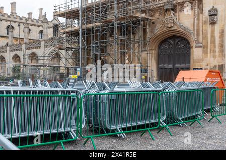 Gerüste und Barrieren vor dem Kings College, Cambridge University, Cambridge, England, Großbritannien. Stockfoto