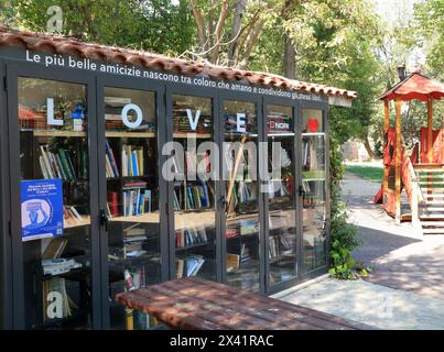 Straßenbibliothek im Gemeindegarten von Teramo, Italien. Villa Comunale Stefano Bandini. Kostenloses öffentliches Bücherregal Stockfoto