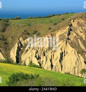 Badlands 'Calanchi delle Pullette', in der Nähe von Montepagano, Roseto degli Abruzzi, Abruzzen, Italien Stockfoto