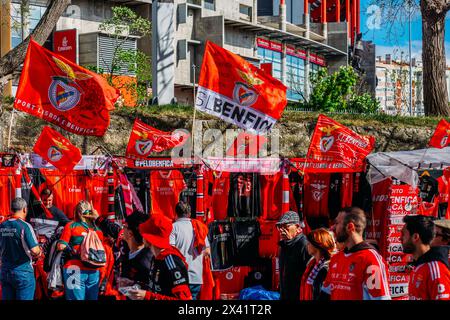 Lissabon, Portugal - 27. April 2024: Unter hellem Himmel versammeln sich unzählige engagierte Fans der Fußballmannschaft Benfica, die in rot-weiß gekleidet sind Stockfoto