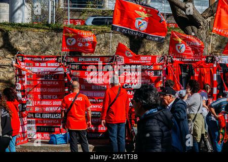 Lissabon, Portugal - 27. April 2024: Unter hellem Himmel versammeln sich unzählige engagierte Fans der Fußballmannschaft Benfica, die in rot-weiß gekleidet sind Stockfoto