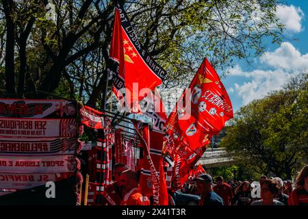 Lissabon, Portugal - 27. April 2024: Unter hellem Himmel versammeln sich unzählige engagierte Fans der Fußballmannschaft Benfica, die in rot-weiß gekleidet sind Stockfoto