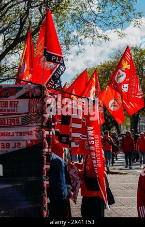 Lissabon, Portugal - 27. April 2024: Unter hellem Himmel versammeln sich unzählige engagierte Fans der Fußballmannschaft Benfica, die in rot-weiß gekleidet sind Stockfoto