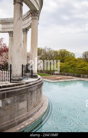 Der Persische Pool und der Tempel des Himmels im Untermyer Park and Gardens in Yonkers, New York. Stockfoto