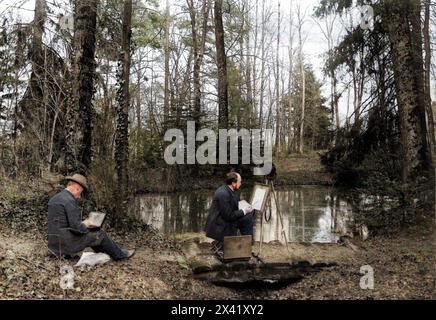 1905 c., FRANKREICH : Französische impressionistische Maler arbeiten im Freien , " live ", konzentrierten sich auf das Bemalen des Panoramas in einem Wald in der Nähe eines Landsees . Foto von unbekanntem Fotografen. DIGITAL COLORIERT. - FRANCIA - FOTO STORICHE - GESCHICHTE - LAND - IMPRESSIONISMO - MOVIMENTO PITTORICO IMPRESSIONISTA - ARTE - KUNST - PITTORE - MALER - PITTORI - ALL'ARIA APERTA - DAL VIVO - ORT - LAND - CAMPAGNA - GEOGRAFIA - GEOGRAPHIE - PRIMAVERA - FRÜHLING - ARTE - PANORAMA - PAESAGGIO RURALE - LÄNDLICH - STAGNO - AUSSICHT - VEDUTA - ARBEIT IM BUSCH - BOSCO - LAGHETTO - LAGO - PFUND - IN Stockfoto