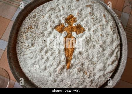 Köstlicher Santiago-Kuchen auf dem Tisch, bereit zum Verzehr Stockfoto