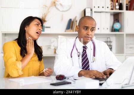 Arzt untersucht Patienten mit akuten Schmerzen Stockfoto