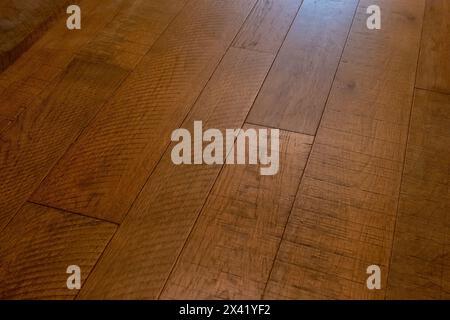 Naturhartfußboden aus Holz für die Verwendung als Texturhintergrund, mit Dielen in einem leichten Winkel. Stockfoto