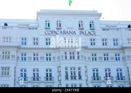 April 2024, Rio De Janeiro, Rio De Janeiro, Brasilien: Rio de Janeiro (RJ), 04/29/2024 - MADONNA/COPACABANA PALACE/RJ - Kinder der Sängerin Madonna werden auf dem Balkon des Hotels Copacabana Palace in Rio und Janeiro gesehen, wo die Sängerin am Montag, den 29. April 2024, kostenlos in der Gegend von Copacabana auftreten wird. (Foto: Onofre Veras/Thenews2/Zumapress) (Credit Image: © Picasa/TheNEWS2 via ZUMA Press Wire) NUR REDAKTIONELLE VERWENDUNG! Nicht für kommerzielle ZWECKE! Stockfoto