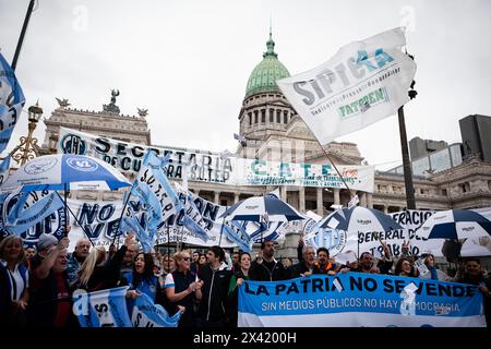 Buenos Aires, Argentinien. 29. April 2024, Buenos Aires, Buenos Aires, Argentinien: Menschen demonstrieren gegen die neue Behandlung des "Omnibus"-Gesetzes, das von der Partei von Präsident Milei vorgestellt wurde. Dieses Projekt, das in Abgeordneten diskutiert wurde und im Februar gescheitert war, umfasst eine Arbeitsreform, das Renten- und Steuersystem (einschließlich der Erhöhung des Rentenalters für Frauen von 60 auf 65 Jahre), die Anpassung der Arbeitnehmer und die prekäre Lage. Quelle: ZUMA Press, Inc./Alamy Live News Stockfoto