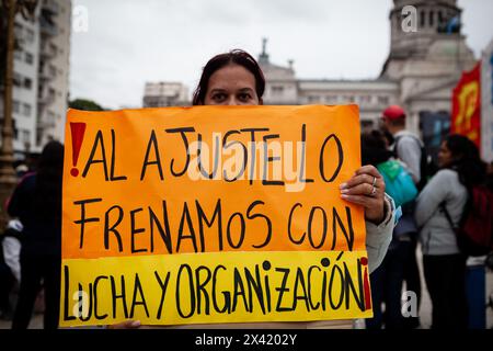 Buenos Aires, Argentinien. 29. April 2024, Buenos Aires, Buenos Aires, Argentinien: Menschen demonstrieren gegen die neue Behandlung des "Omnibus"-Gesetzes, das von der Partei von Präsident Milei vorgestellt wurde. Dieses Projekt, das in Abgeordneten diskutiert wurde und im Februar gescheitert war, umfasst eine Arbeitsreform, das Renten- und Steuersystem (einschließlich der Erhöhung des Rentenalters für Frauen von 60 auf 65 Jahre), die Anpassung der Arbeitnehmer und die prekäre Lage. Quelle: ZUMA Press, Inc./Alamy Live News Stockfoto