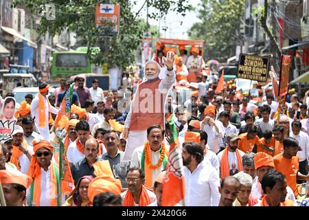 Indien. April 2024. NEW DELHI, INDIEN - 29. APRIL: BJP-Unterstützer wurden während der Roadshow gesehen, bevor sie den Nomimantion für den Kandidaten der BJP aus Nordwest-Delhi für die bevorstehenden Lok-Sabha-Wahlen, Yogender Chandolia in Mangolpuri am 29. April 2024 in Neu-Delhi, Indien, einreichten. (Foto: Sanchit Khanna/Hindustan Times/SIPA USA) Credit: SIPA USA/Alamy Live News Stockfoto