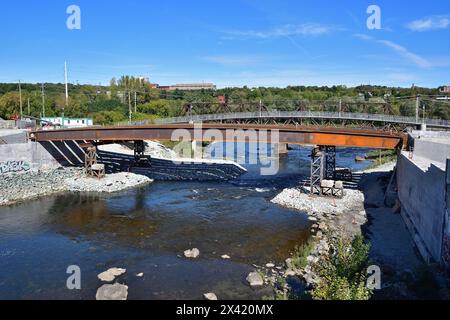 SHERBROOKE, QUEBEC, KANADA - 17. September 2022 Brückenbau über den Magog River. Pont des Grandes Fourches. Stockfoto
