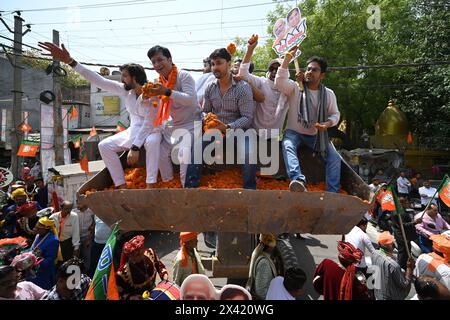 Indien. April 2024. NEW DELHI, INDIEN - 29. APRIL: BJP-Unterstützer wurden während der Roadshow gesehen, bevor sie den Nomimantion für den Kandidaten der BJP aus Nordwest-Delhi für die bevorstehenden Lok-Sabha-Wahlen, Yogender Chandolia in Mangolpuri am 29. April 2024 in Neu-Delhi, Indien, einreichten. (Foto: Sanchit Khanna/Hindustan Times/SIPA USA) Credit: SIPA USA/Alamy Live News Stockfoto