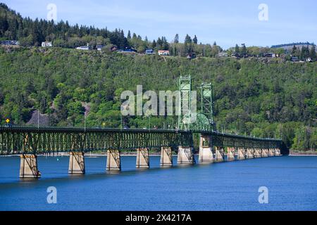 Hood River, OR, USA – 22. April 2024; Hood River White Salmon Interstate Bridge über den Columbia River zwischen Oregon und Washington State Stockfoto