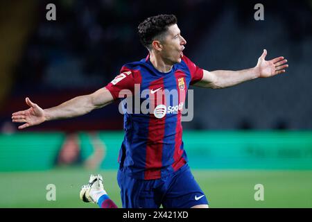 Barcelona, Spanien. April 2024. Lewandowski feiert, nachdem er beim LaLiga EA Sports Spiel zwischen dem FC Barcelona und Valencia CF bei den Estadi Olimpic Lluis Companys in Barcelona, Spanien, ein Tor geschossen hat. Quelle: Christian Bertrand/Alamy Live News Stockfoto