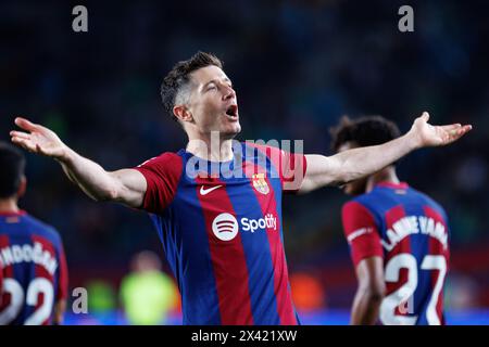 Barcelona, Spanien. April 2024. Lewandowski feiert, nachdem er beim LaLiga EA Sports Spiel zwischen dem FC Barcelona und Valencia CF bei den Estadi Olimpic Lluis Companys in Barcelona, Spanien, ein Tor geschossen hat. Quelle: Christian Bertrand/Alamy Live News Stockfoto