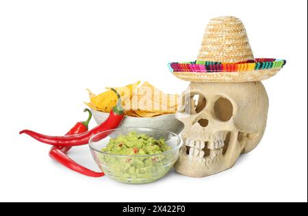 Mexikanischer Sombrero-Hut, menschlicher Schädel, Chili-Paprika, Nachos-Chips und Guacamole in Schüsseln isoliert auf weiß Stockfoto