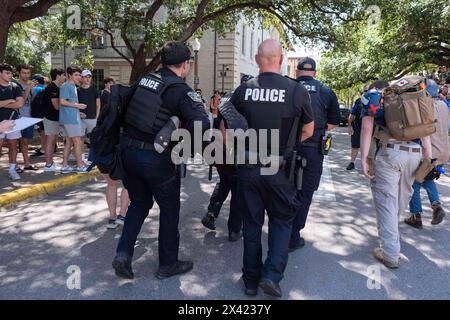 Texas, USA. April 2024. Die Polizei verhaftete einen Demonstranten in einem Lager an der University of Texas. Austin, Texas. Mario Cantu/CSM/Alamy Live News Stockfoto