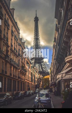 Paris, Frankreich - Januar 2024: Der Eiffelturm von einer schönen Straße Stockfoto