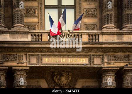 Paris, Frankreich - Januar 2024: Schild zum Louvre-Museum mit Fahnen Stockfoto