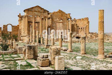 Blick auf die Capitolium-Tempel in der archäologischen Stätte von Sufetula Stockfoto