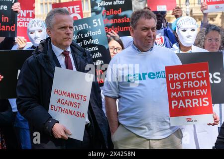 London, Großbritannien, 29. April 2024. Behindertenaktivisten aus Not Dead Yet UK protestieren gegen das Sterben im Vorfeld einer parlamentarischen Debatte, die durch eine Petition ausgelöst wurde, die von über 200.000 Menschen unterzeichnet wurde. Quelle: Eleventh Photography/Alamy Live News Stockfoto