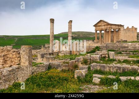 Überreste des Kapitoltempels von Dougga in Tunesien unter bewölktem Himmel Stockfoto