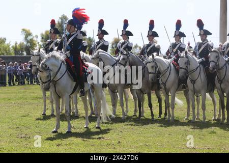 28. April 2024, Carditello, Campania/Caserta, Italien: Historisches Karussell mit der Aufführung des 4. Carabinieri-Pferderegiments. (Kreditbild: © Salvatore Esposito/Pacific Press via ZUMA Press Wire) NUR REDAKTIONELLE VERWENDUNG! Nicht für kommerzielle ZWECKE! Stockfoto