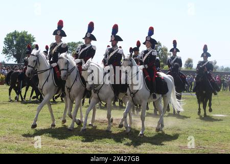 28. April 2024, Carditello, Campania/Caserta, Italien: Historisches Karussell mit der Aufführung des 4. Carabinieri-Pferderegiments. (Kreditbild: © Salvatore Esposito/Pacific Press via ZUMA Press Wire) NUR REDAKTIONELLE VERWENDUNG! Nicht für kommerzielle ZWECKE! Stockfoto