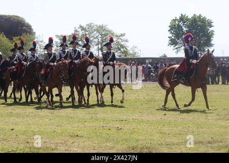 28. April 2024, Carditello, Campania/Caserta, Italien: Historisches Karussell mit der Aufführung des 4. Carabinieri-Pferderegiments. (Kreditbild: © Salvatore Esposito/Pacific Press via ZUMA Press Wire) NUR REDAKTIONELLE VERWENDUNG! Nicht für kommerzielle ZWECKE! Stockfoto