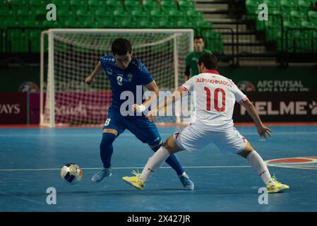 Bangkok, Bangkok, Thailand. April 2024. Der AFC Futsal Asian Cup Thailand 2024 3. Platz Playoff, Spiel zwischen Tadschikistan (White Kit) und Usbekistan (Blue Kit) im Bangkok Arena Indoor Stadium. Endpunktzahl Tadschikistan 5 - 5 Usbekistan (Kreditbild: © Teera Noisakran/Pacific Press via ZUMA Press Wire) NUR REDAKTIONELLE VERWENDUNG! Nicht für kommerzielle ZWECKE! Stockfoto