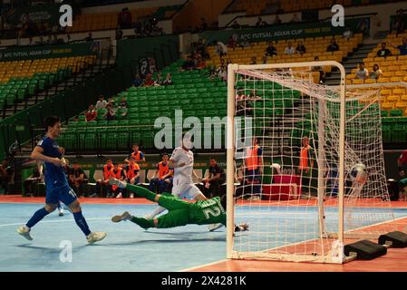 Bangkok, Bangkok, Thailand. April 2024. Der AFC Futsal Asian Cup Thailand 2024 3. Platz Playoff, Spiel zwischen Tadschikistan (White Kit) und Usbekistan (Blue Kit) im Bangkok Arena Indoor Stadium. Endpunktzahl Tadschikistan 5 - 5 Usbekistan (Kreditbild: © Teera Noisakran/Pacific Press via ZUMA Press Wire) NUR REDAKTIONELLE VERWENDUNG! Nicht für kommerzielle ZWECKE! Stockfoto