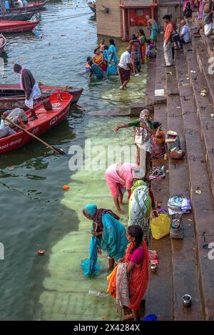 Hinduistische Pilger, die am Ufer des Ganges in Varanasi, Indien, baden und Riten durchführen. Stockfoto