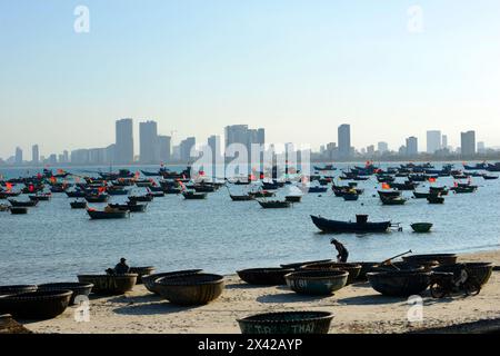 Ein Fischerhafen mit Skyline von da Nang, Vietnam. Stockfoto