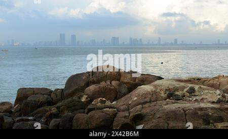 Blick am frühen Morgen auf die Skyline von da Nang von Sơn Trà, da Nang, Vietnam. Stockfoto