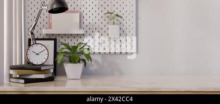 Ein Nahbild einer Tischplatte mit Büchern, einer Uhr, einer Tischlampe, einer Topfpflanze und einem Raum für Präsentationsartikel an der Wand. 3D-Rendering, 3D-Kranke Stockfoto