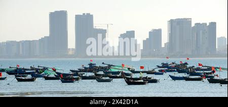 Ein Fischerhafen mit Skyline von da Nang, Vietnam. Stockfoto