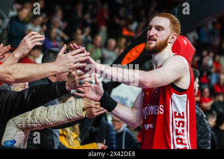 Varese, Italien. April 2024. Niccolo Mannion #4 von Pallacanestro Varese OpenJobMetis feiert mit Pallacanestro Varese OpenJobMetis Unterstützern am Ende des Spiels während des LBA Lega Basket 2023/24, Einem regulären Saisonspiel zwischen Pallacanestro Varese OpenJobMetis und Nutribullet Treviso Basket in der Itelyum Arena. ENDPUNKTZAHL OJM Varese 95 | 100 Treviso Basket Credit: SOPA Images Limited/Alamy Live News Stockfoto