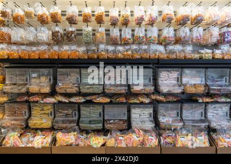 Kuala Lumpur, Malaysia - April 14,2024 : verschiedene Arten von Snacks im Regal und Verkauf im Supermarkt. Stockfoto