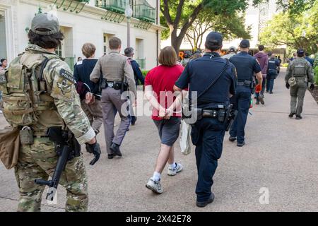 Austin, Texas, USA, 29. April 2024: Die Polizei verhaftet einen pro-palästinensischen Demonstranten, während die University of Texas in Austin an einem dritten Tag in Folge von Demonstrationen erschüttert wird. Dutzende Studenten und Unterstützer wurden verhaftet, als sie versuchten, eine Zeltstadt in der Nähe des Hauptverwaltungsgebäudes zu errichten. Quelle: Bob Daemmrich/Alamy Live News Stockfoto