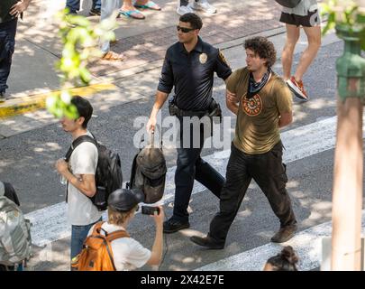 Austin, Texas, USA, 29. April 2024: Die Polizei verhaftet einen pro-palästinensischen Demonstranten, während die University of Texas in Austin an einem dritten Tag in Folge von Demonstrationen erschüttert wird. Dutzende Studenten und Unterstützer wurden verhaftet, als sie versuchten, eine Zeltstadt in der Nähe des Hauptverwaltungsgebäudes zu errichten. Quelle: Bob Daemmrich/Alamy Live News Stockfoto