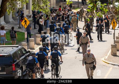 Austin, Texas, USA, 29. April 2024: Fahrradpolizisten greifen auf pro-palästinensische Demonstranten an der University of Texas in Austin ein. Der Campus wurde an einem dritten Tag in Folge von Demonstrationen erschüttert, als Dutzende Studenten und Unterstützer versuchten, eine Zeltstadt in der Nähe des Hauptverwaltungsgebäudes zu errichten. Texas State Truppe, Austin Polizei und UT Polizei haben Dutzende von Festnahmen gemacht. Quelle: Bob Daemmrich/Alamy Live News Stockfoto