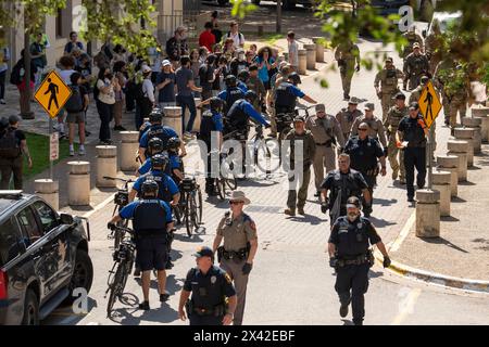 Austin, Texas, USA, 29. April 2024: Fahrradpolizisten greifen auf pro-palästinensische Demonstranten an der University of Texas in Austin ein. Der Campus wurde an einem dritten Tag in Folge von Demonstrationen erschüttert, als Dutzende Studenten und Unterstützer versuchten, eine Zeltstadt in der Nähe des Hauptverwaltungsgebäudes zu errichten. Texas State Truppe, Austin Polizei und UT Polizei haben Dutzende von Festnahmen gemacht. Quelle: Bob Daemmrich/Alamy Live News Stockfoto
